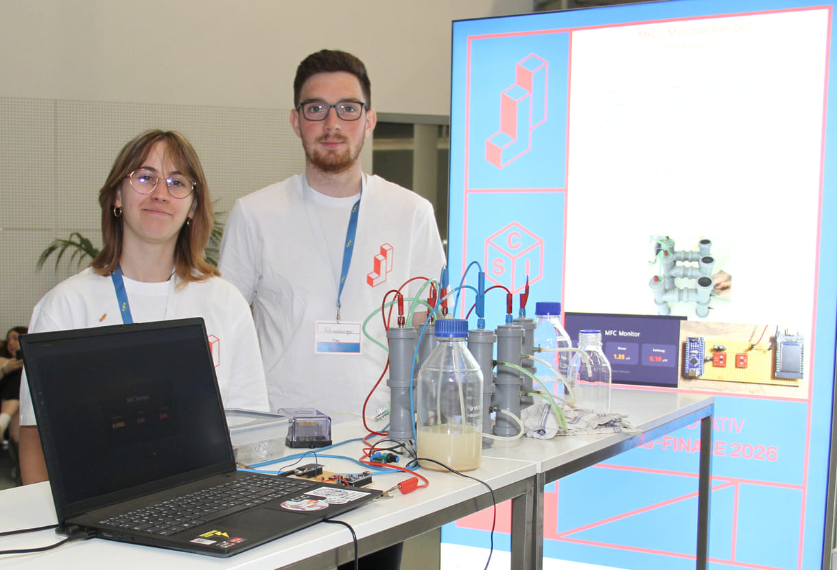 Jana Pfeiffer und Max Schneeberger mit ihrer Stromerzeugung - aus hygienischen Gründen beim Jugend-Innovativ-Finale nicht aus organischem Abfall, sondern aus einer Hefe-Zucker-Lösung