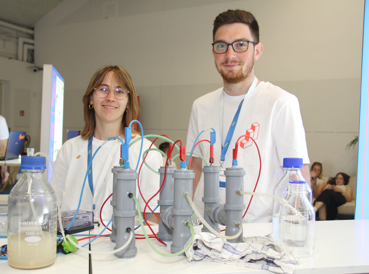 Jana Pfeiffer und Max Schneeberger mit ihrer Stromerzeugung - aus hygienischen Gründen beim Jugend-Innovativ-Finale nicht aus organischem Abfall, sondern aus einer Hefe-Zucker-Lösung
