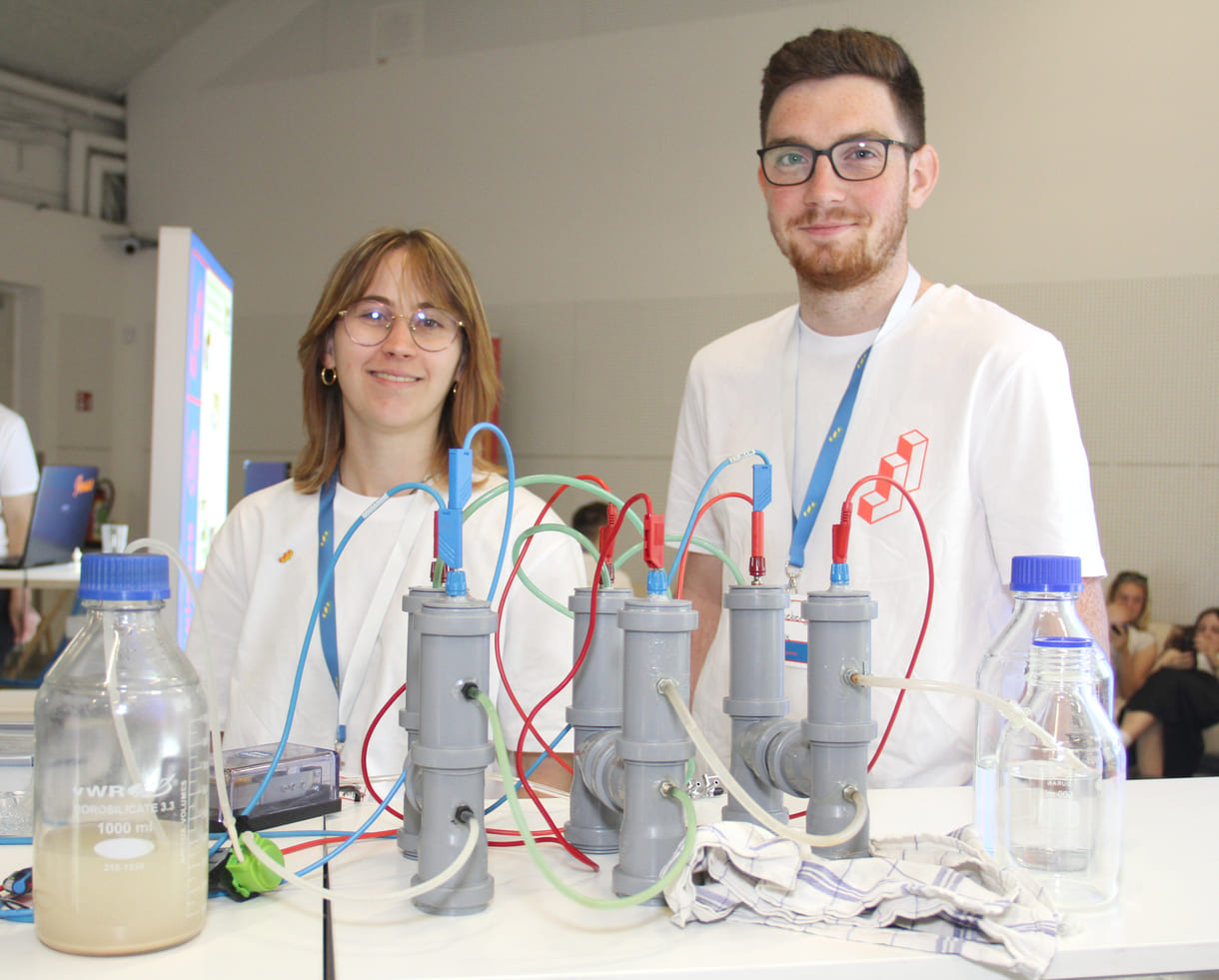 Jana Pfeiffer und Max Schneeberger mit ihrer Stromerzeugung - aus hygienischen Gründen beim Jugend-Innovativ-Finale nicht aus organischem Abfall, sondern aus einer Hefe-Zucker-Lösung