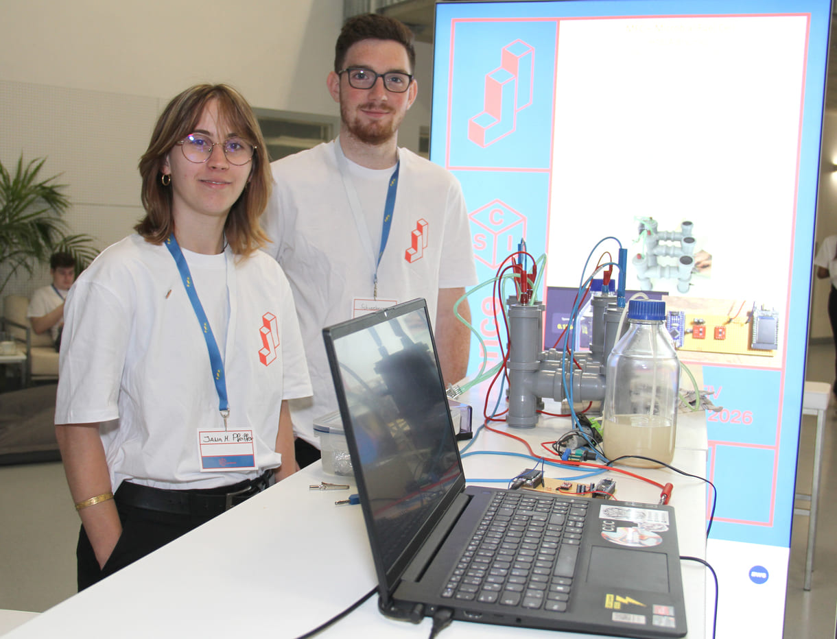 Jana Pfeiffer und Max Schneeberger mit ihrer Stromerzeugung - aus hygienischen Gründen beim Jugend-Innovativ-Finale nicht aus organischem Abfall, sondern aus einer Hefe-Zucker-Lösung
