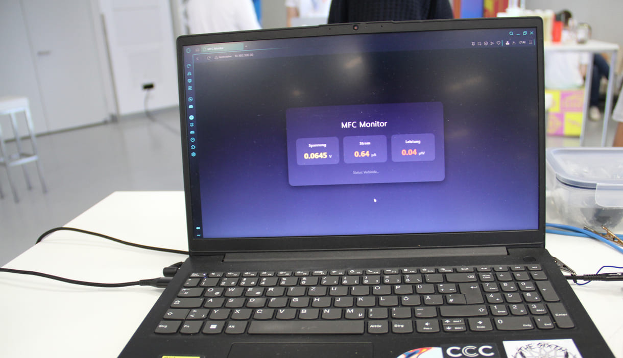 Nicht viel, aber doch ein bisschen Strom zeigt die Messung am Laptop an