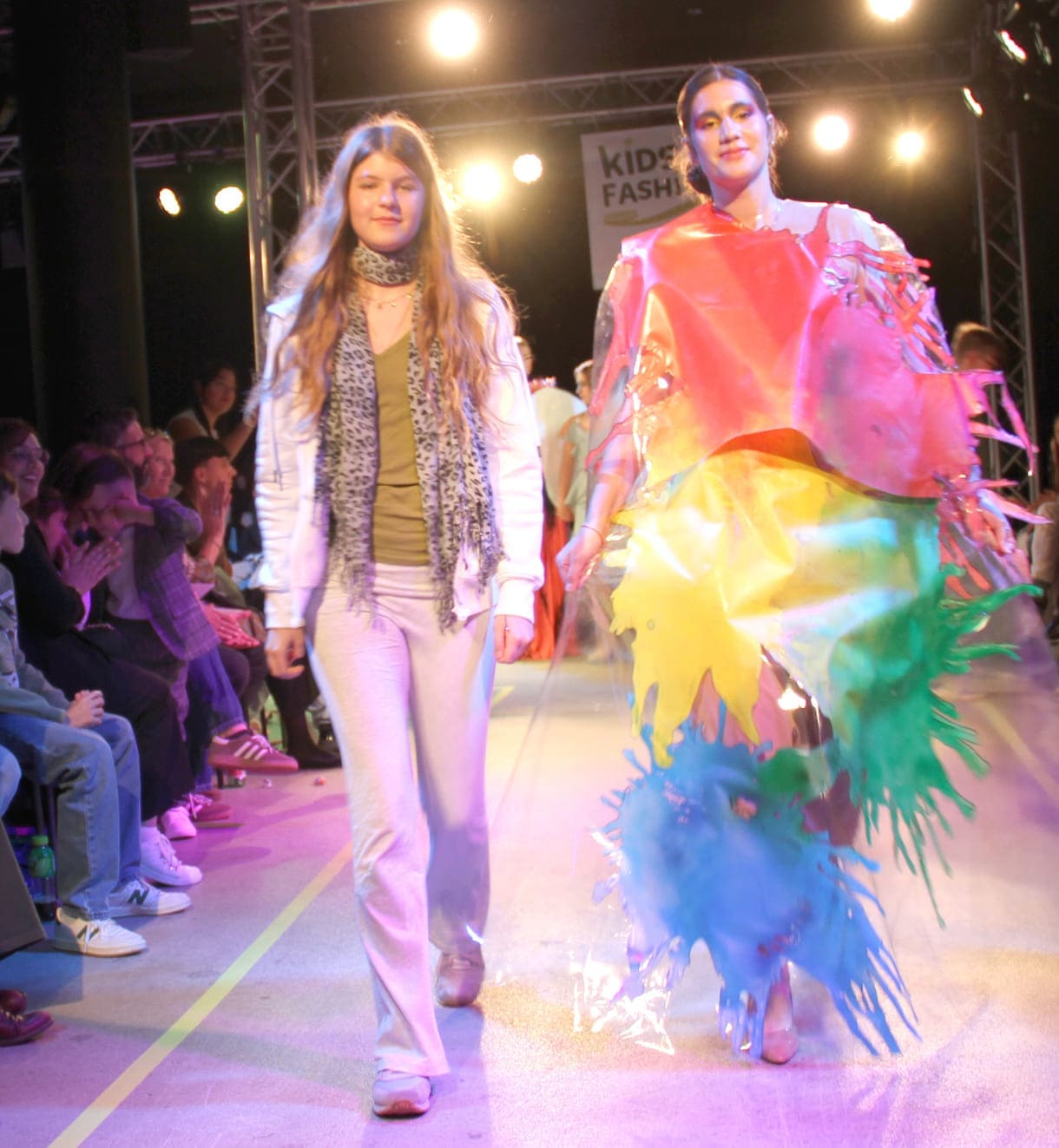 Desgner:innen, die bei der Show anwesend waren mit "ihren" Models auf dem Laufsteg