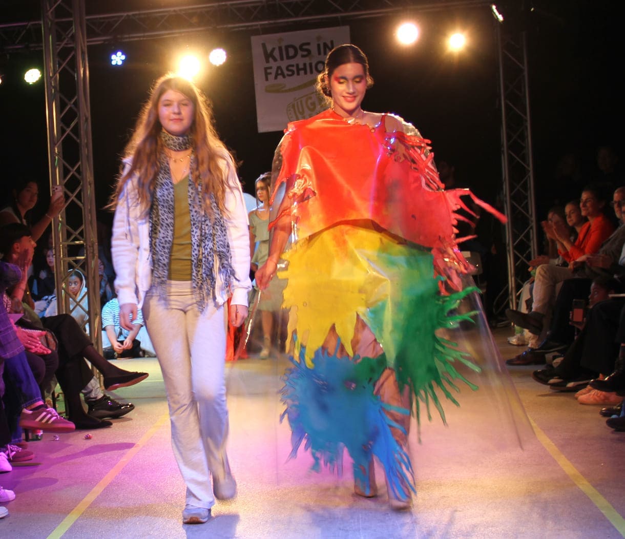 Desgner:innen, die bei der Show anwesend waren mit "ihren" Models auf dem Laufsteg