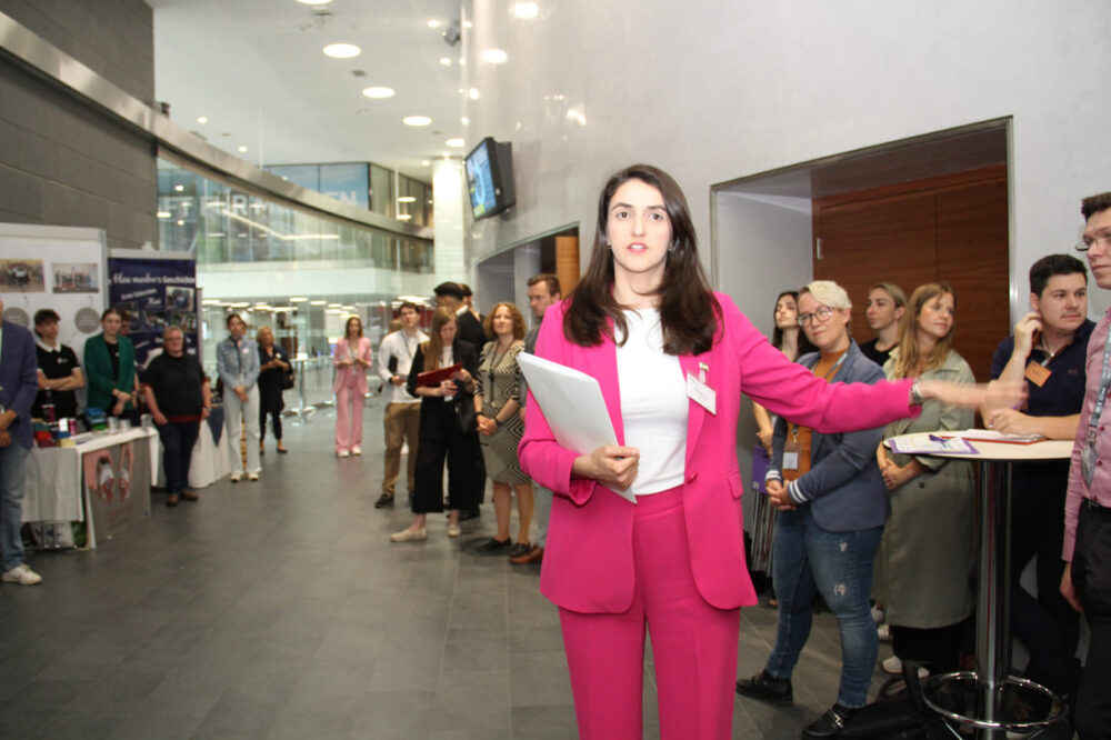 Junior-Österreich-Projektleiterin Milica Marković bei der Eröffnung des Finales in der wko wo die neun Landesssieger:innen ihre Produkte präsentierten