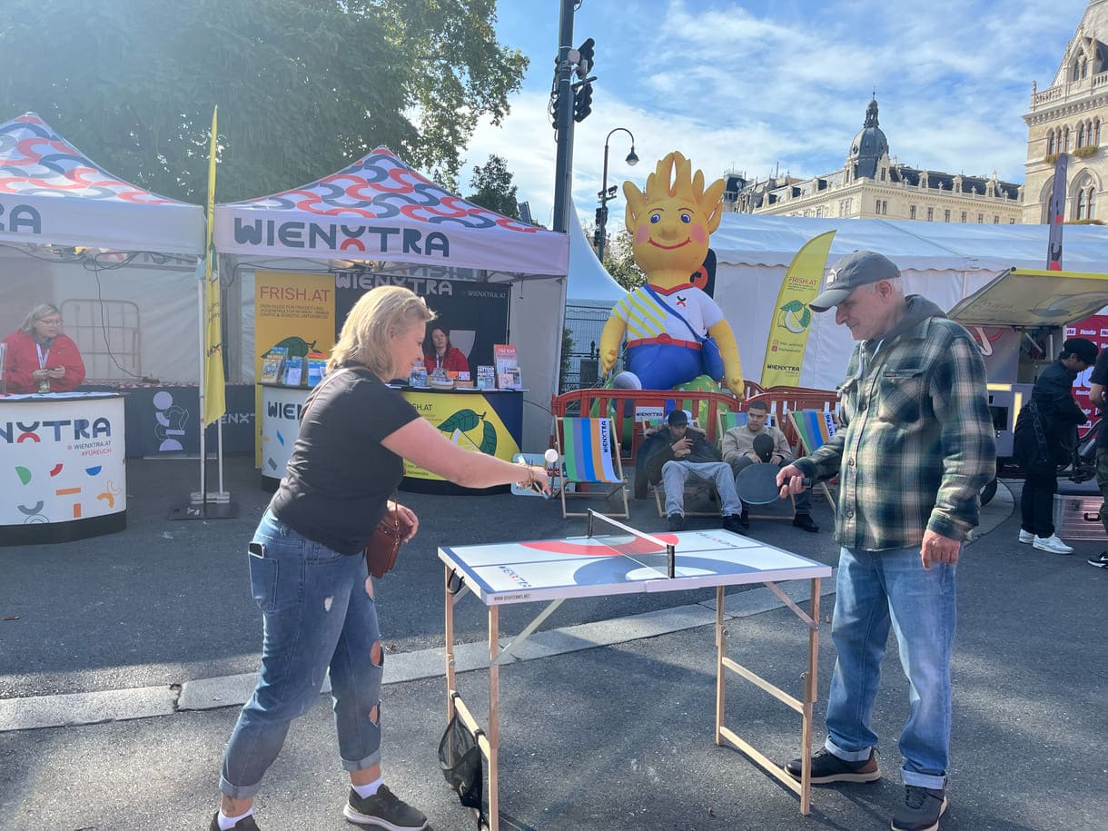Auch Ältere nutzen diesen Mini-Tischtennis-Tisch von WienXtra auf dem Rathausplatz