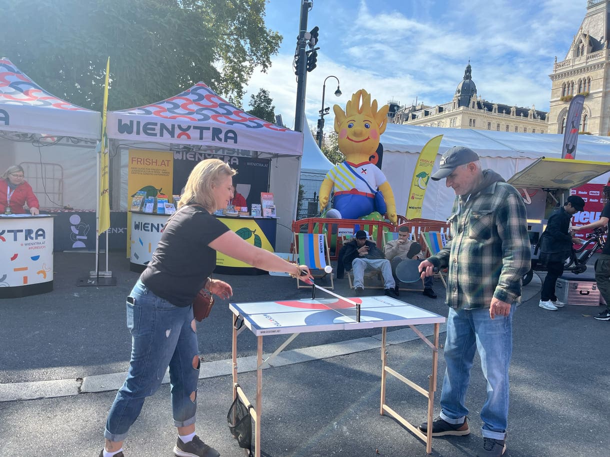 Auch Ältere nutzen diesen Mini-Tischtennis-Tisch von WienXtra auf dem Rathausplatz