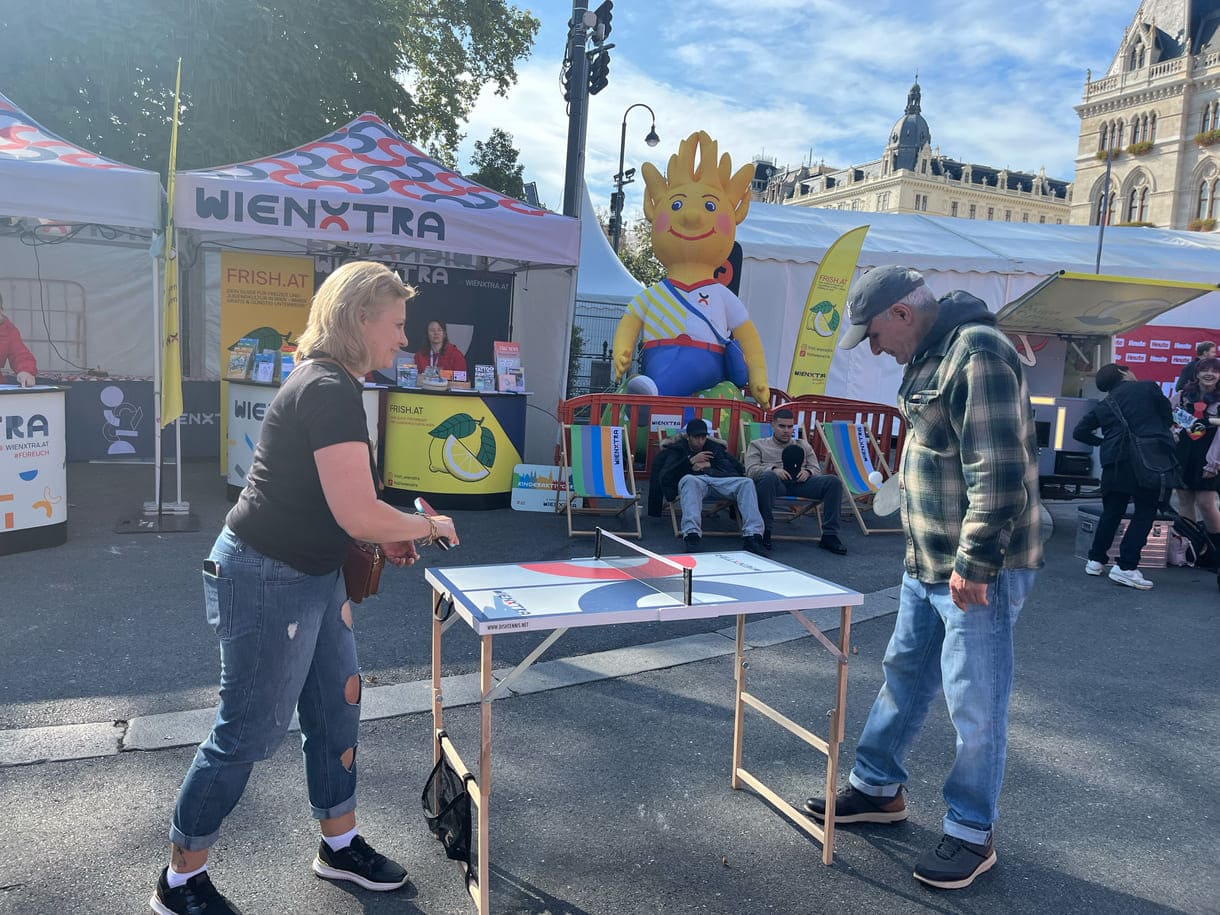 Auch Ältere nutzen diesen Mini-Tischtennis-Tisch von WienXtra auf dem Rathausplatz