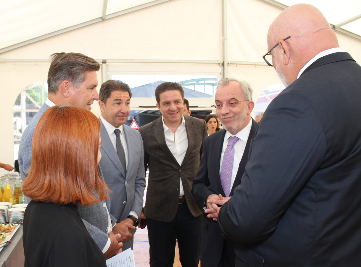Minister, ÖBB-Chef und Pressesprecherin im Gespräch mit dem Otokar-Nutzfahrzeuge-Leiter, dem türkischen Botschafter in Österreich und einem seiner Mitarbeiter
