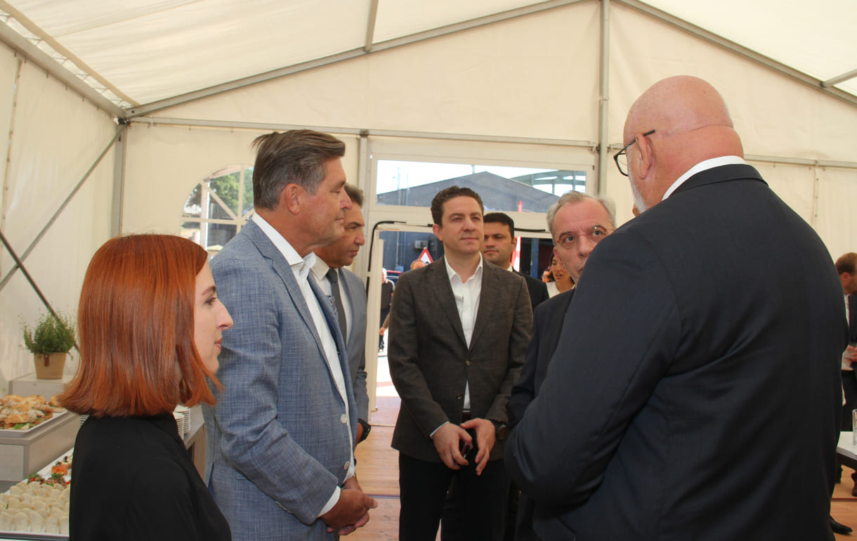 Minister, ÖBB-Chef und Pressesprecherin im Gespräch mit dem Otokar-Nutzfahrzeuge-Leiter, dem türkischen Botschafter in Österreich und einem seiner Mitarbeiter