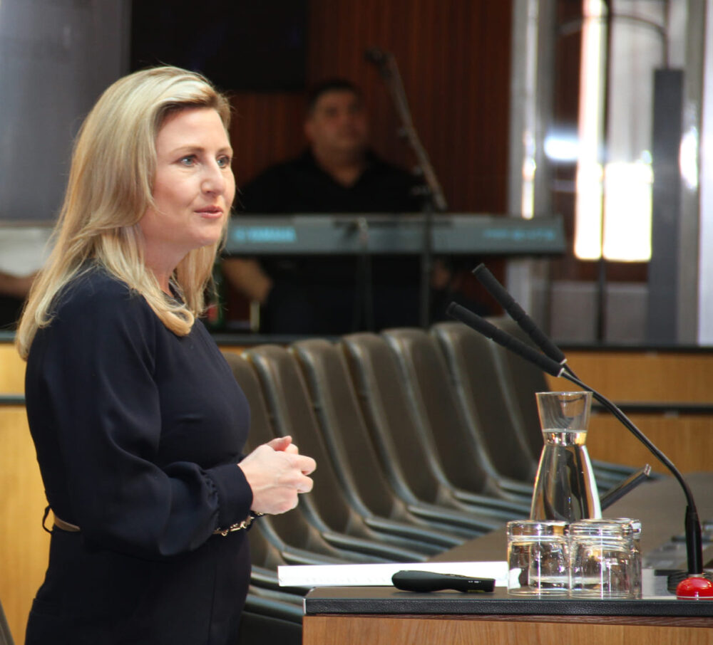 Ministerin Susanne Raab am Redepult des Plenarsaals