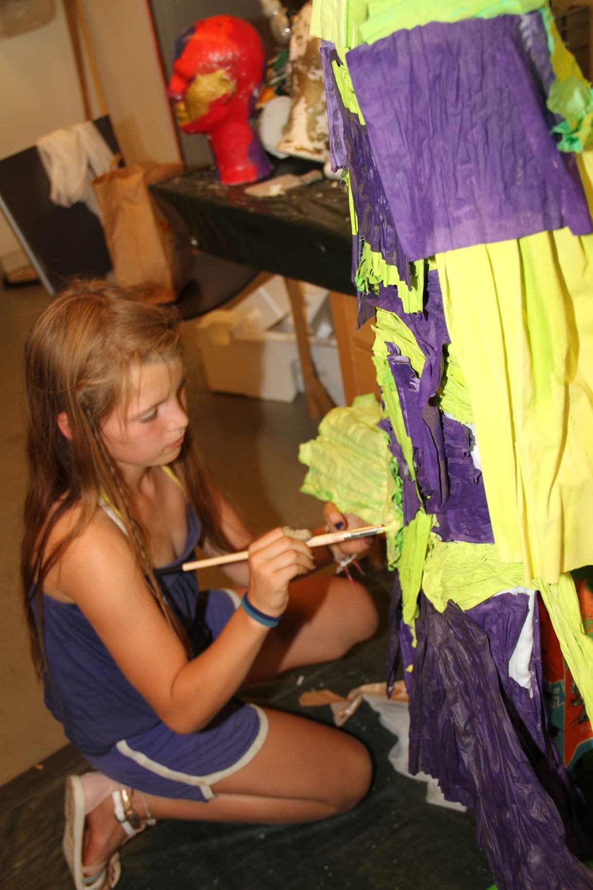 Mira Breunhälder darf noch mit Farbe und Pinsel selbst Hand an ihr Kleid legen