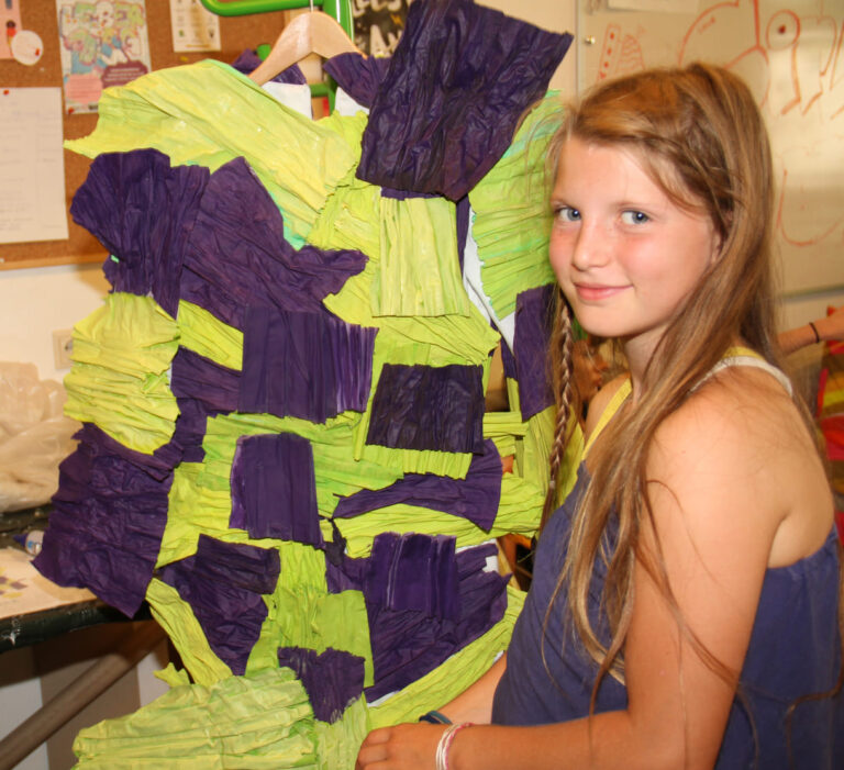 Mira Breunhälder darf noch mit Farbe und Pinsel selbst Hand an ihr Kleid legen