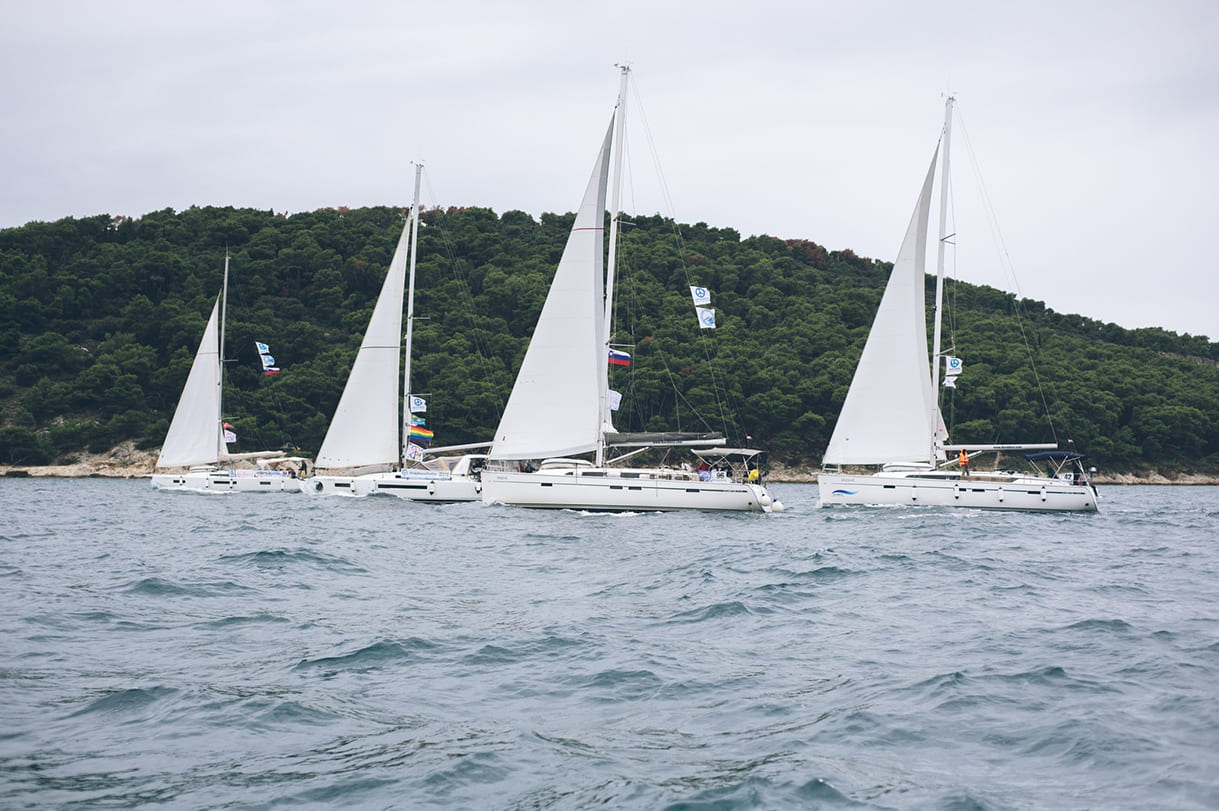 Foto von der Formationsfahrt aller Segelboote der Friedensflotte 