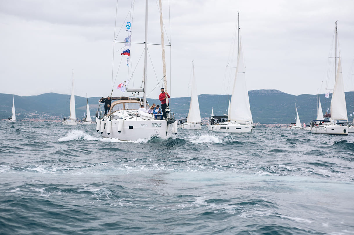 Foto von der Formationsfahrt aller Segelboote der Friedensflotte 