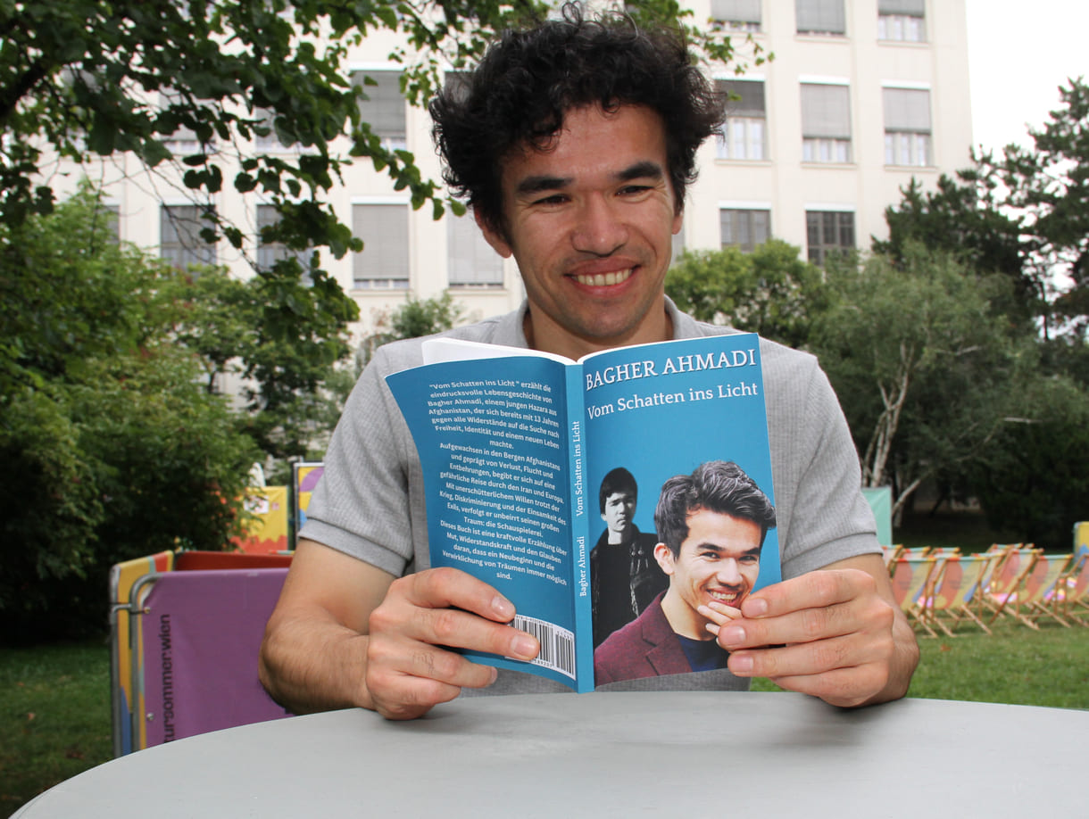 Bagher Ahmadi mit seinem Buch