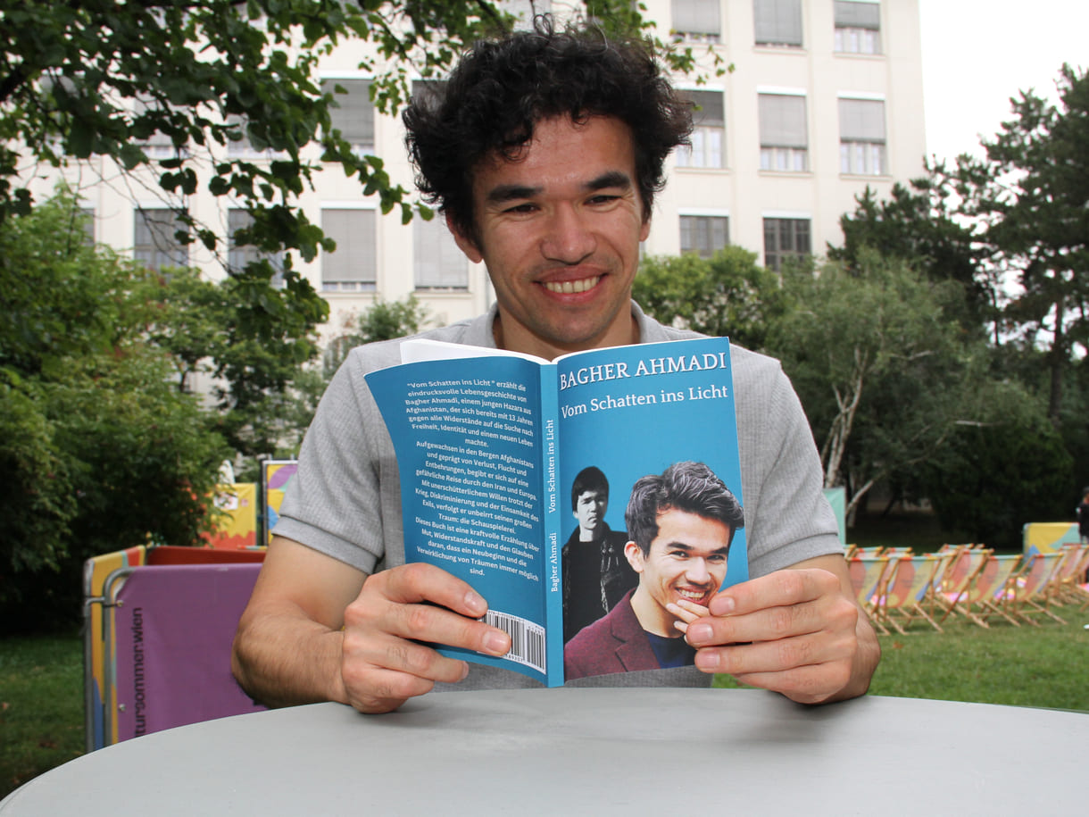 Bagher Ahmadi mit seinem Buch