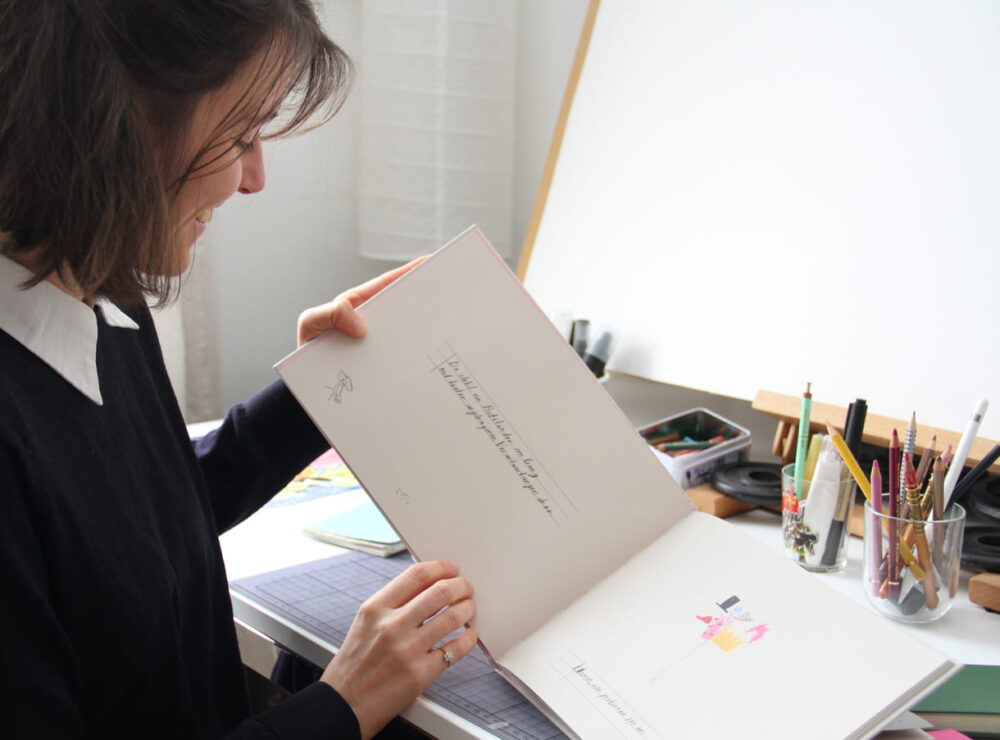Die Autorin und Illustratorin mit ihrem ersten gedruckten Buch