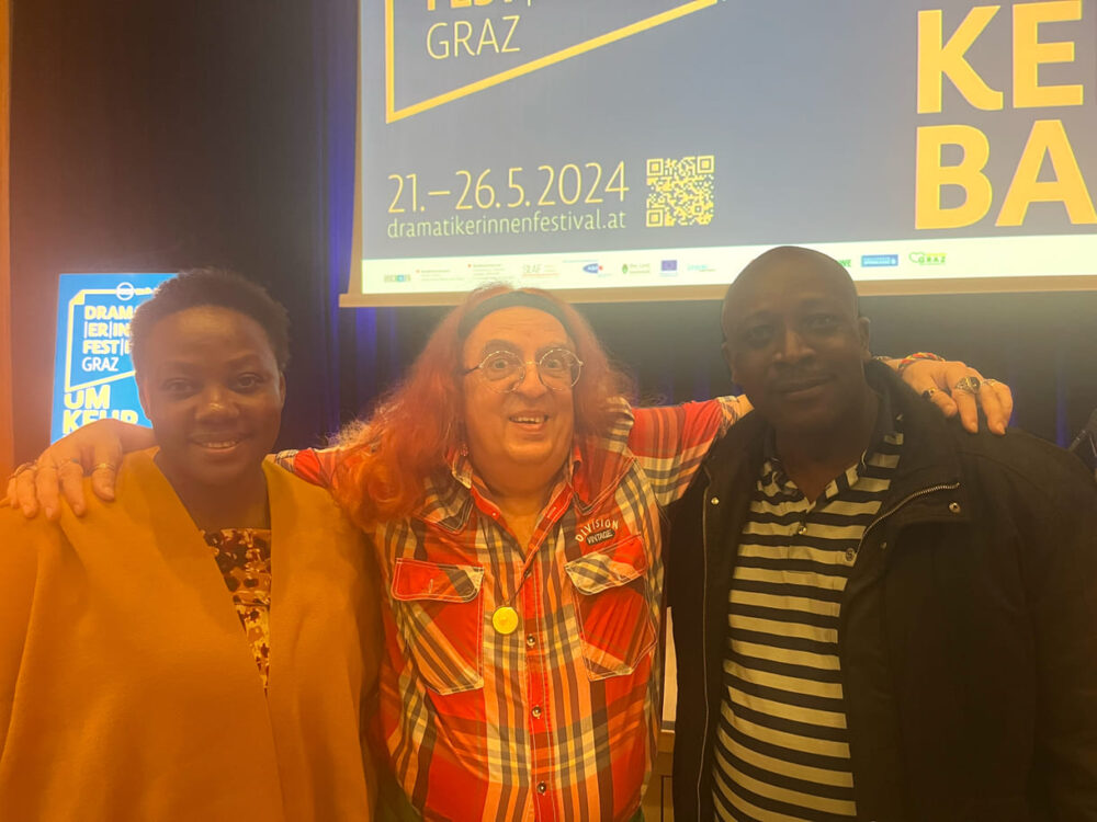 Phyllis Omido und Anthony Kingi mit dem KiJuKU-Journalisten