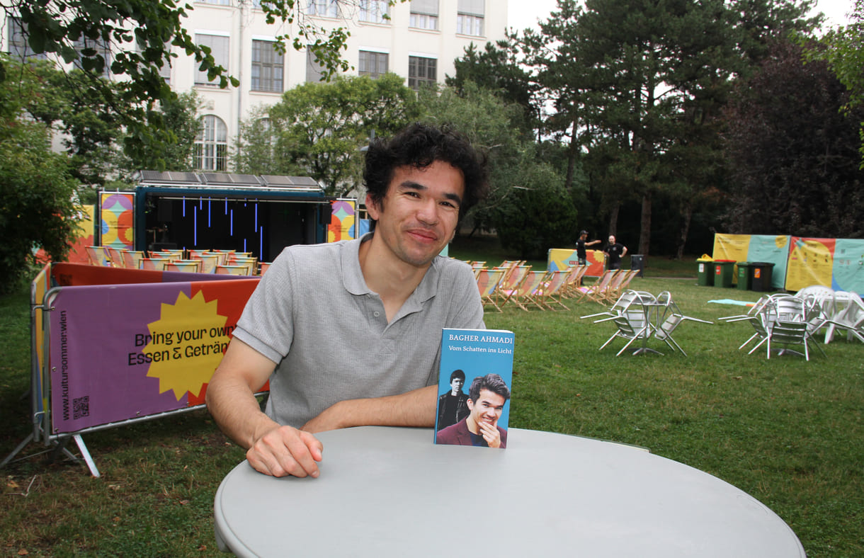 Bagher Ahmadi mit seinem Buch