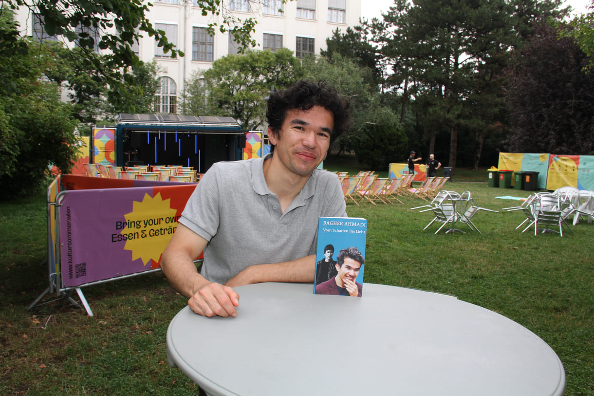 Bagher Ahmadi mit seinem Buch