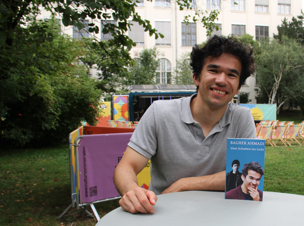 Bagher Ahmadi mit seinem Buch