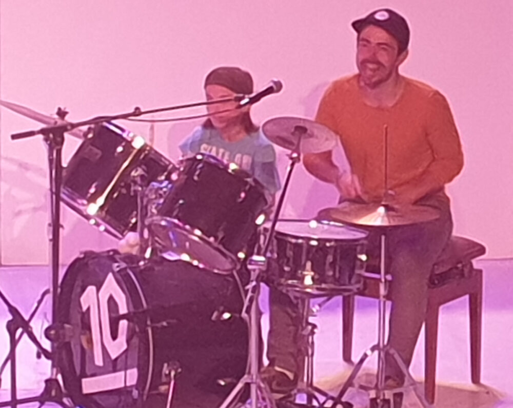 Drei Musiker und ein 9-jähriger Schlagzeuger auf der Bühne