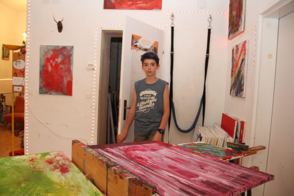 Der junge maler mit seiner - zum Tisch umgelegten - Staffelei