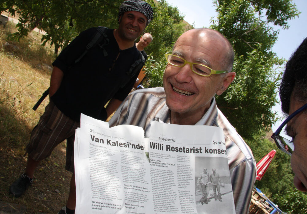 Willi Resetarits im Kurd:innengebeit in der Südost-türkei, Juni 2010