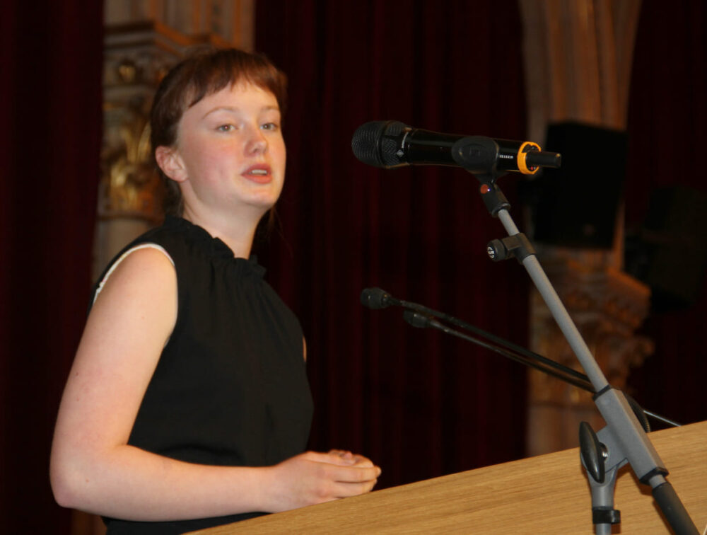 Anaïs Leschanz bei ihrer Rede