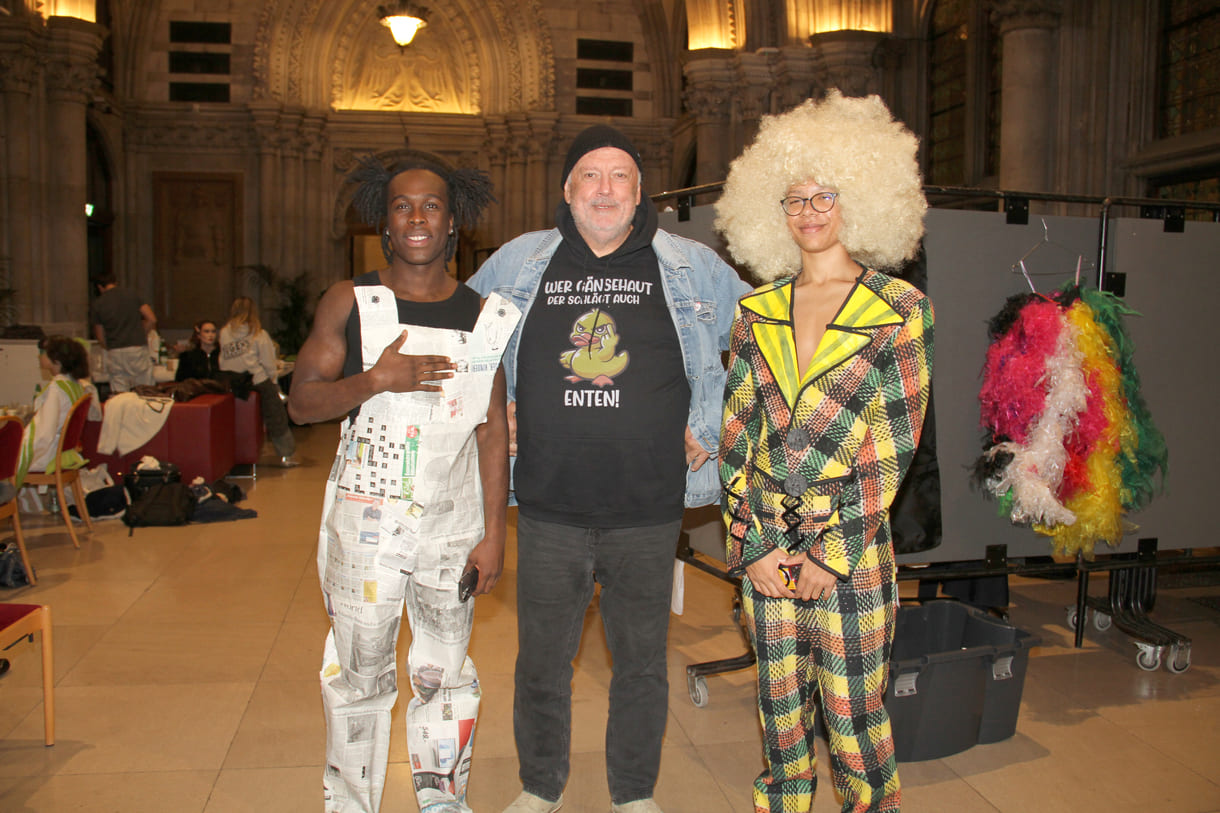 Morrison Osayi und Florian Lenger mit Andreas Posch (Mitte), der jahrzehntelang Kids in FAshion für die Wiener Jugendzentren organisierte