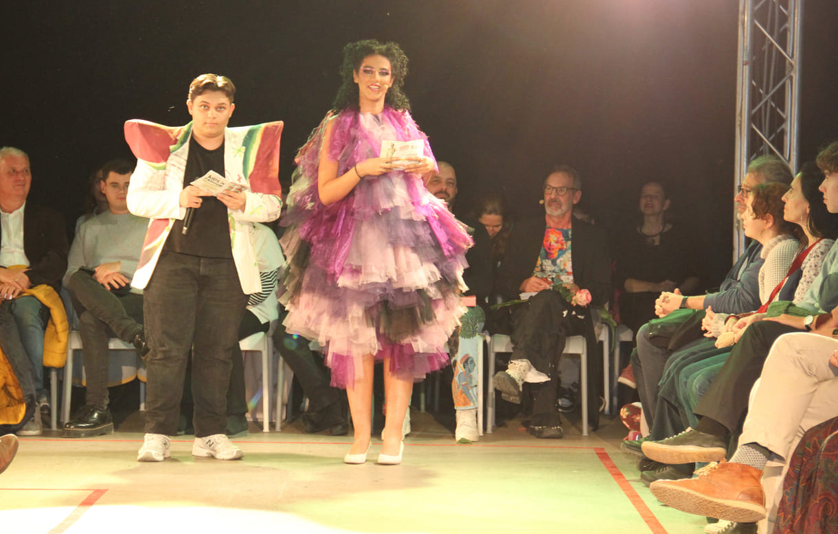 Wie seit vielen Jahren moderieren auch Jugendliche die Show - immer nur zwei Jahre lang, dann kommen die nächsten dran, heuer: Pascal Ismaili und Nadine Hassan - natürlich in kreativen Kids-in-Fashion-Outfits