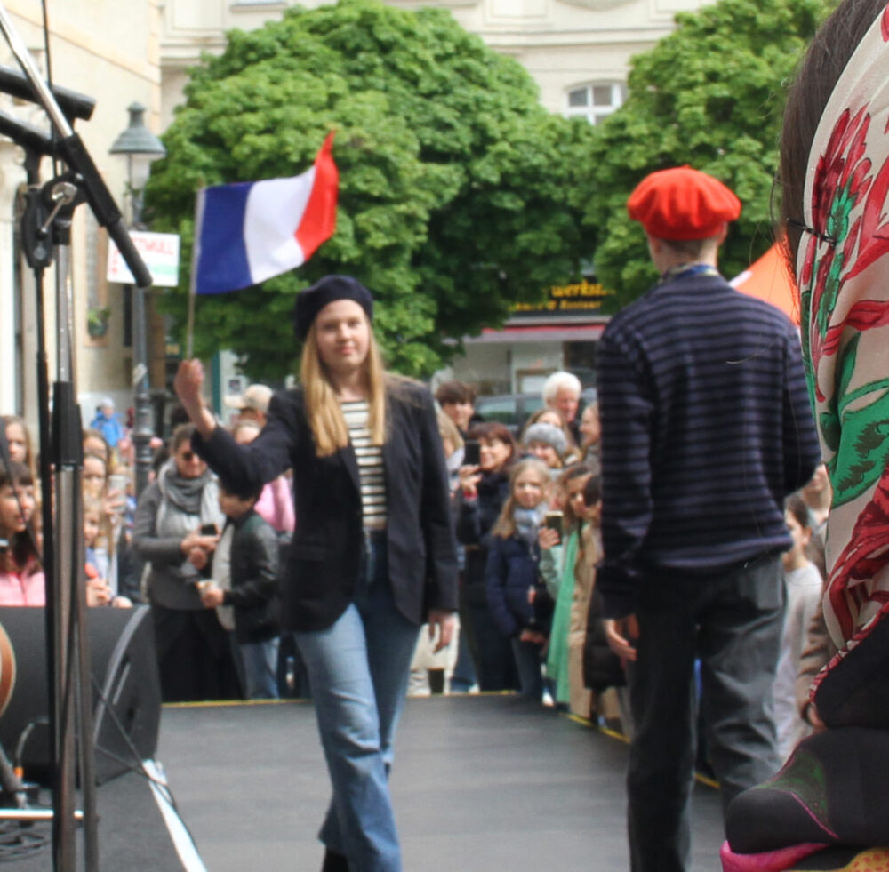 Modeschau Frankreich: Alessandra Biegel, Constantin Palffy und Victoria Tiefenbacher