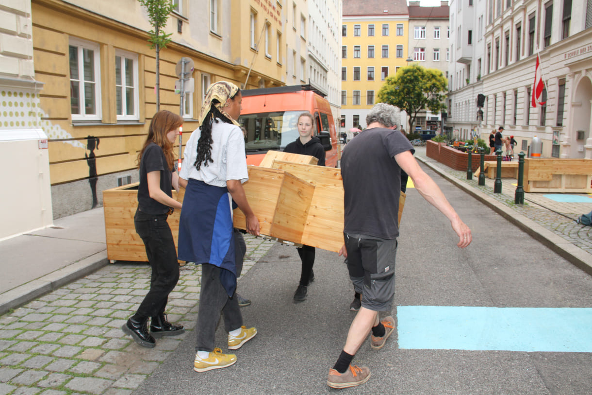 Wenn mehr Leute anpacken lassen sich die nicht ganz leichten Möbel leichter tragen ;)