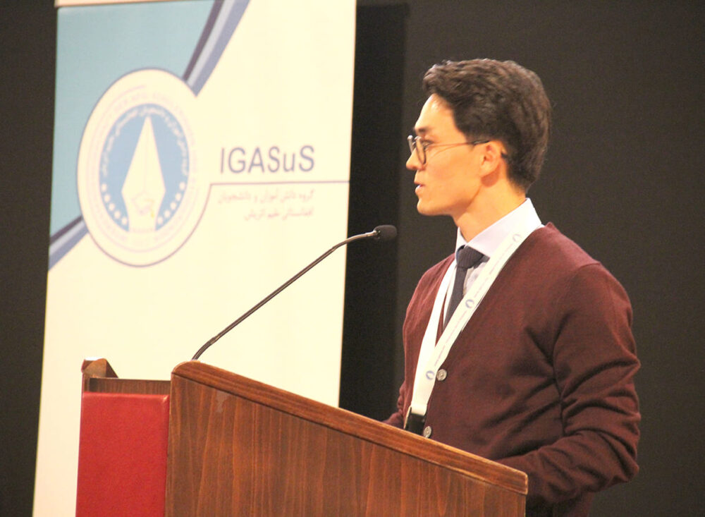 Mojtaba Tavakoli bei seiner Keynote-Speech bei der IGASUS-ABsolvent:innen-Zeremonie