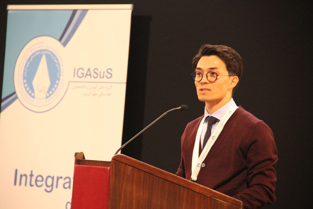 Mojtaba Tavakoli bei seiner Keynote-Speech bei der IGASUS-ABsolvent:innen-Zeremonie