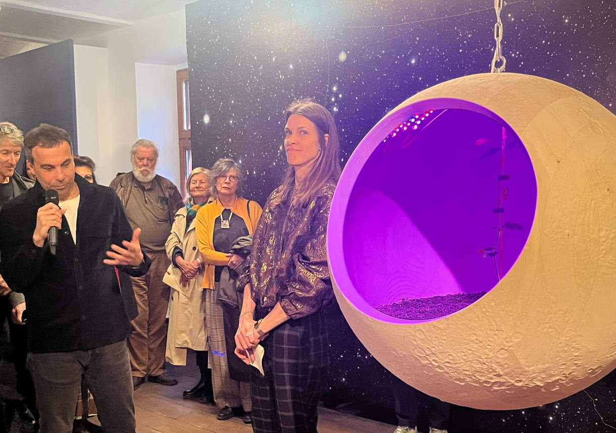 Der Künstler erzählt beim Ausstellungsrundgang über seinen 