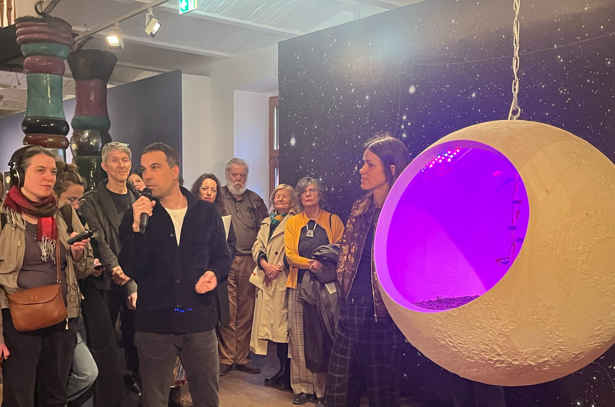 Der Künstler erzählt beim Ausstellungsrundgang über seinen 