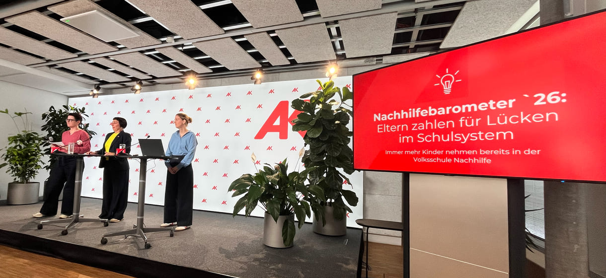Auf der Bühne (von links nach rechts): Christine Newald (Mediensprecherin), Ilkim Erdost (Leiterin der Bildungsabteilung) und Bildungsexpertin Elke Larcher (alle AK Wien); auf dem Monitor der Titel der Studien-Präsentation über Nachhilfe in Österreich