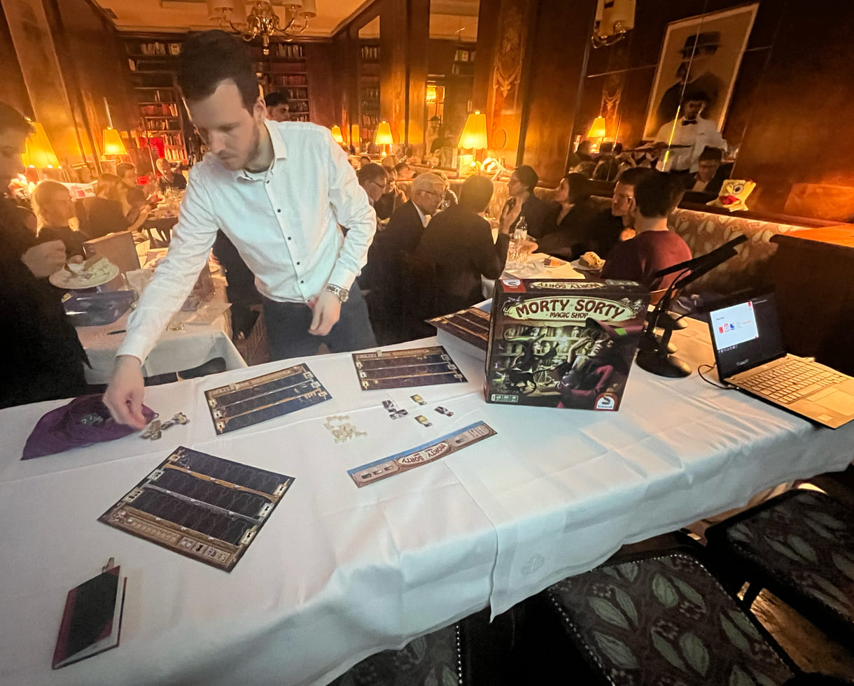 Mathelehrer und Spiele-Erfinder Markus Slawitschek mit Teile des Prototyp des neuen Spiels Morty Sorty Magic Shop“