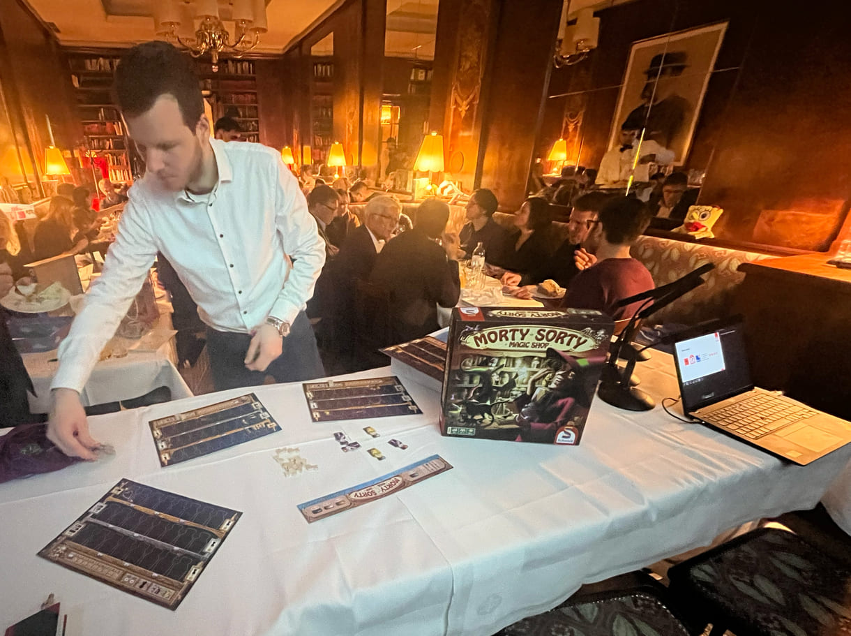 Mathelehrer und Spiele-Erfinder Markus Slawitschek mit Teile des Prototyp des neuen Spiels Morty Sorty Magic Shop“