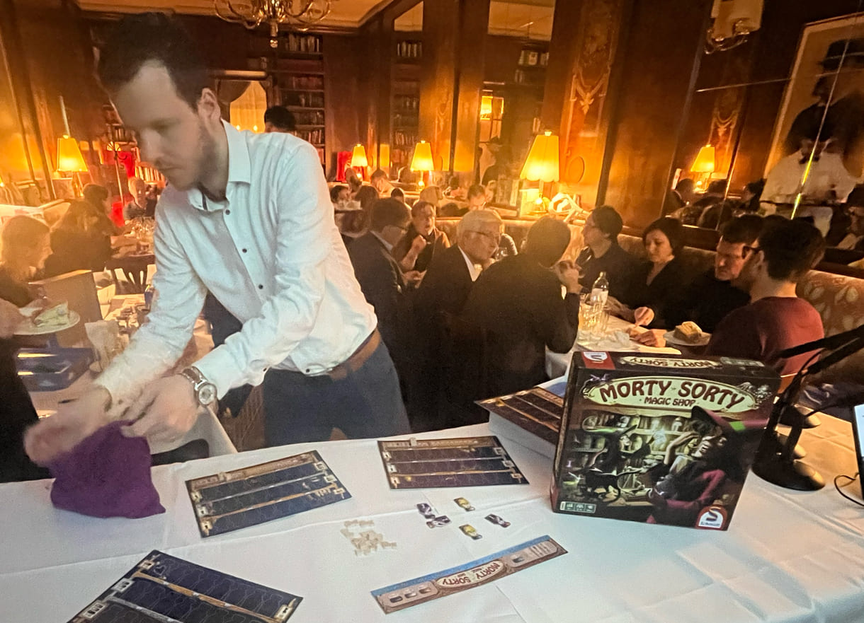 Mathelehrer und Spiele-Erfinder Markus Slawitschek mit Teile des Prototyp des neuen Spiels Morty Sorty Magic Shop“