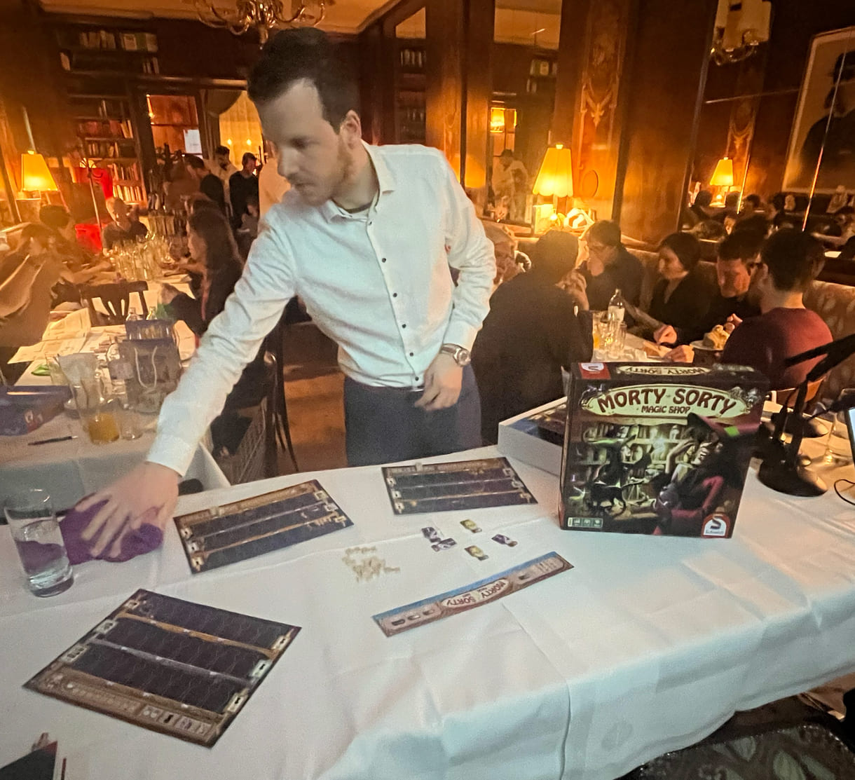 Mathelehrer und Spiele-Erfinder Markus Slawitschek mit Teile des Prototyp des neuen Spiels Morty Sorty Magic Shop“