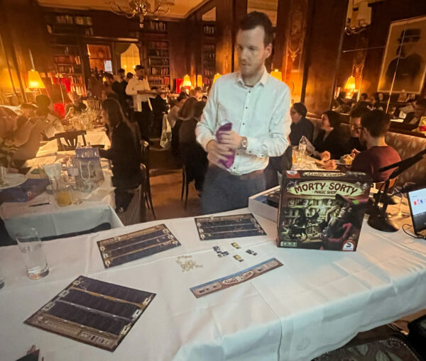 Mathelehrer und Spiele-Erfinder Markus Slawitschek mit Teile des Prototyp des neuen Spiels Morty Sorty Magic Shop“