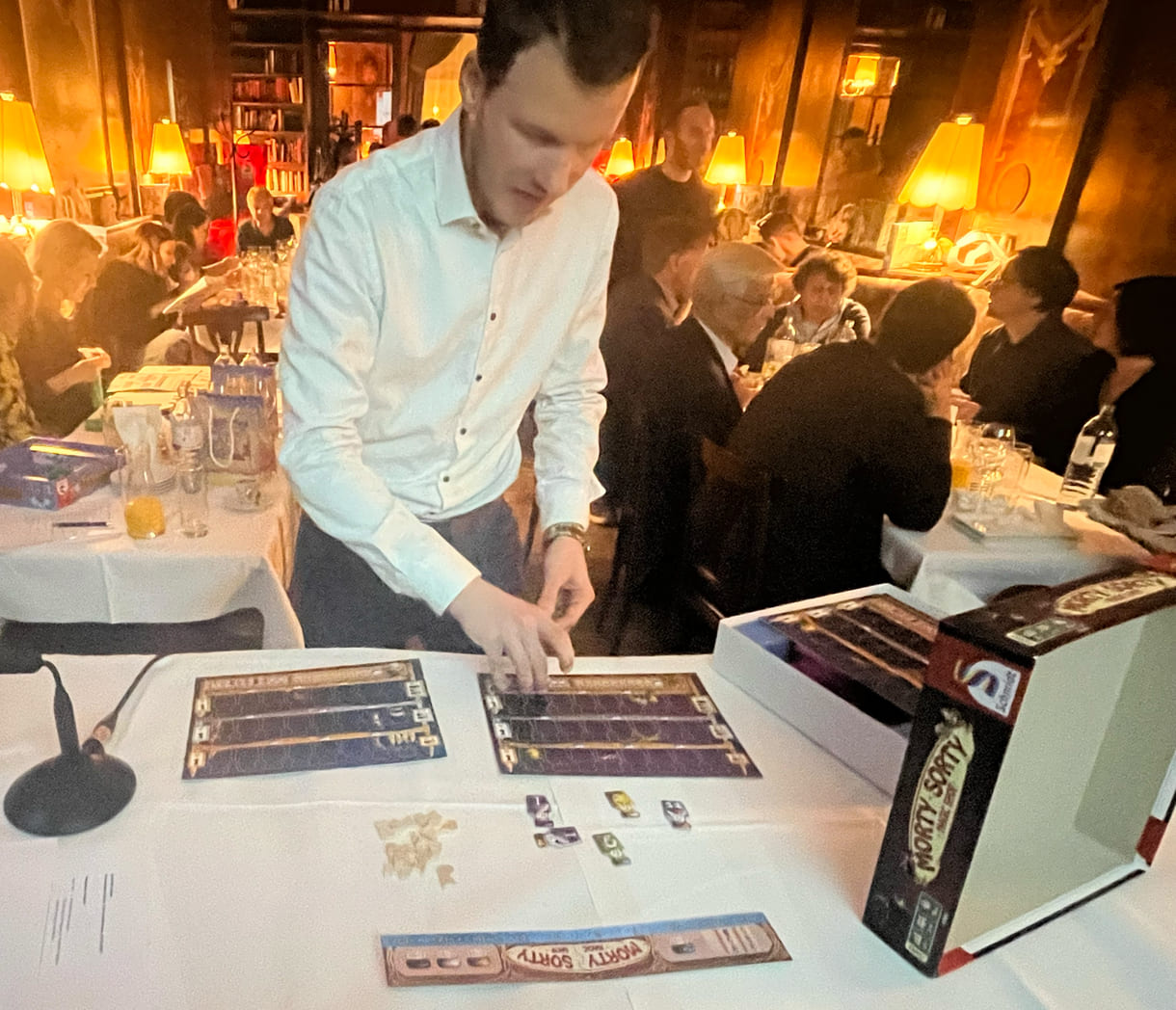 Mathelehrer und Spiele-Erfinder Markus Slawitschek mit Teile des Prototyp des neuen Spiels Morty Sorty Magic Shop“