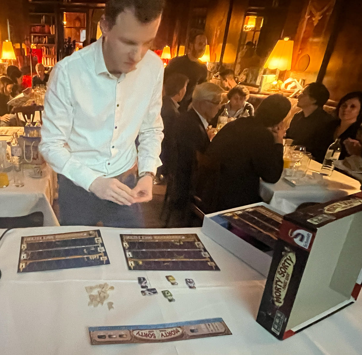 Mathelehrer und Spiele-Erfinder Markus Slawitschek mit Teile des Prototyp des neuen Spiels Morty Sorty Magic Shop“