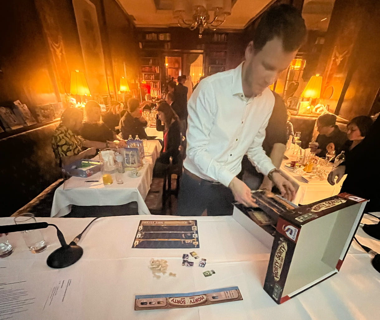 Mathelehrer und Spiele-Erfinder Markus Slawitschek mit Teile des Prototyp des neuen Spiels Morty Sorty Magic Shop“