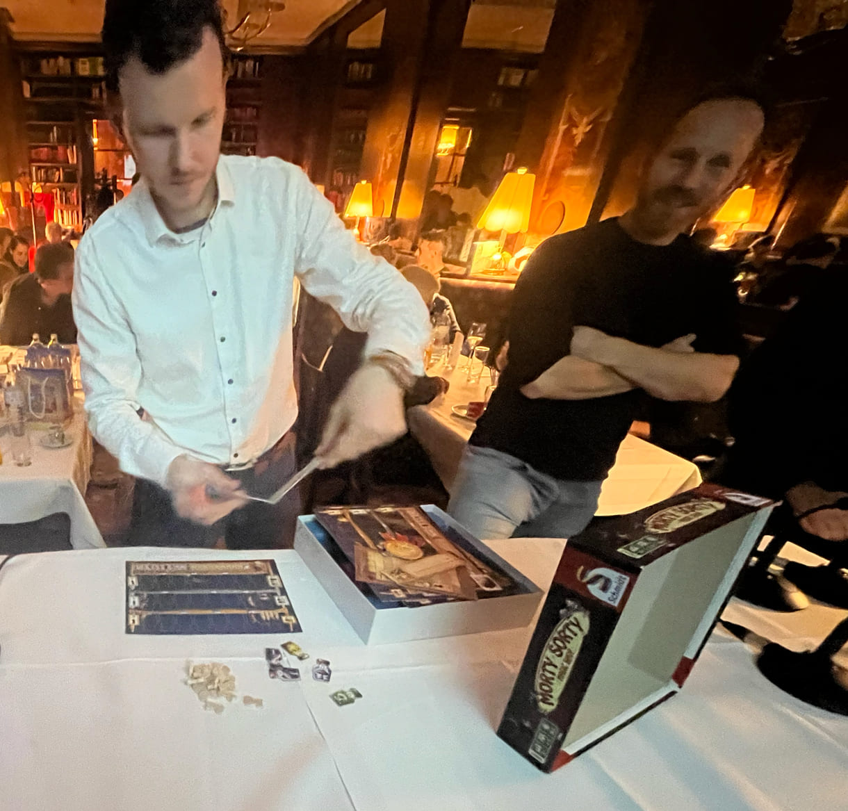 Mathelehrer und Spiele-Erfinder Markus Slawitschek mit Teile des Prototyp des neuen Spiels Morty Sorty Magic Shop“