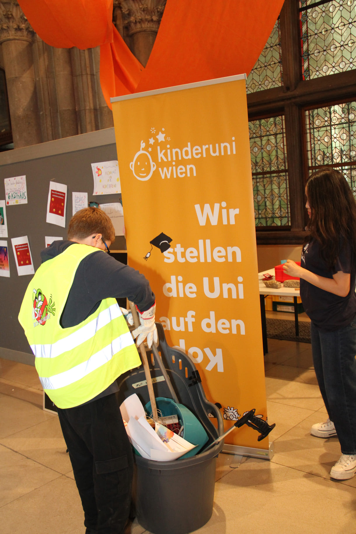 Hier tragen die Müll-Leute nicht orange, sondern Signalgelb