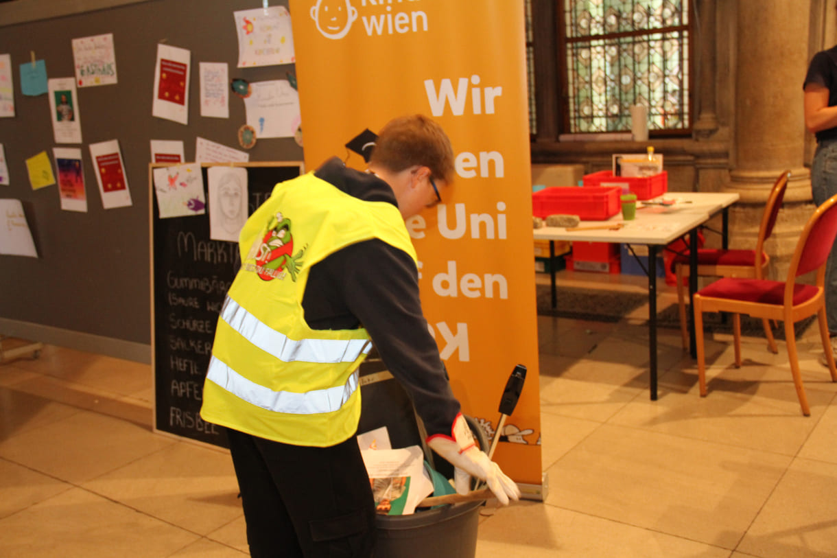 Hier tragen die Müll-Leute nicht orange, sondern Signalgelb