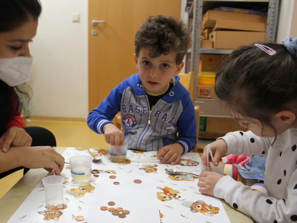Kinder experimentieren und bringen Kupfermünzen zum Glänzen